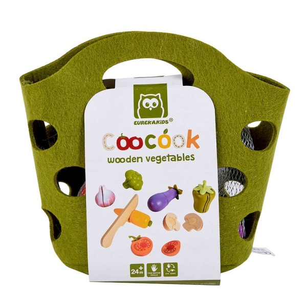 Verdure in legno con coltello giocattolo per imparare tagliare